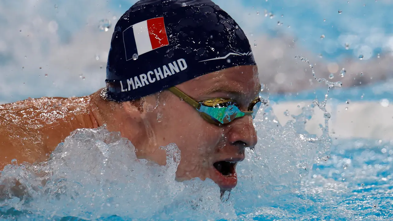 El nadador franc&eacute;s Leon Marchand compite en la semifinal de 200m Estilos Individual Masculino en los Juegos Ol&iacute;mpicos Par&iacute;s 2024, en el Paris La Defense Arena de Nanterre, Francia. EFE/ Lavandeira Jr