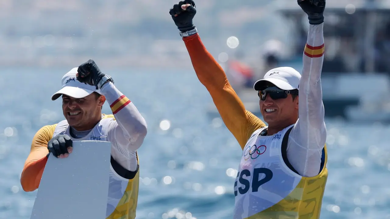 Los medallistas de oro Diego Botin (i) y Florian Trittel celebran tras imponerse en la carrera de medallas y conquistar el oro de la clase 49erFX masculina de los Juegos Ol&iacute;mpicos de Par&iacute;s 2024. EFE/EPA/SEBASTIEN NOGIER
