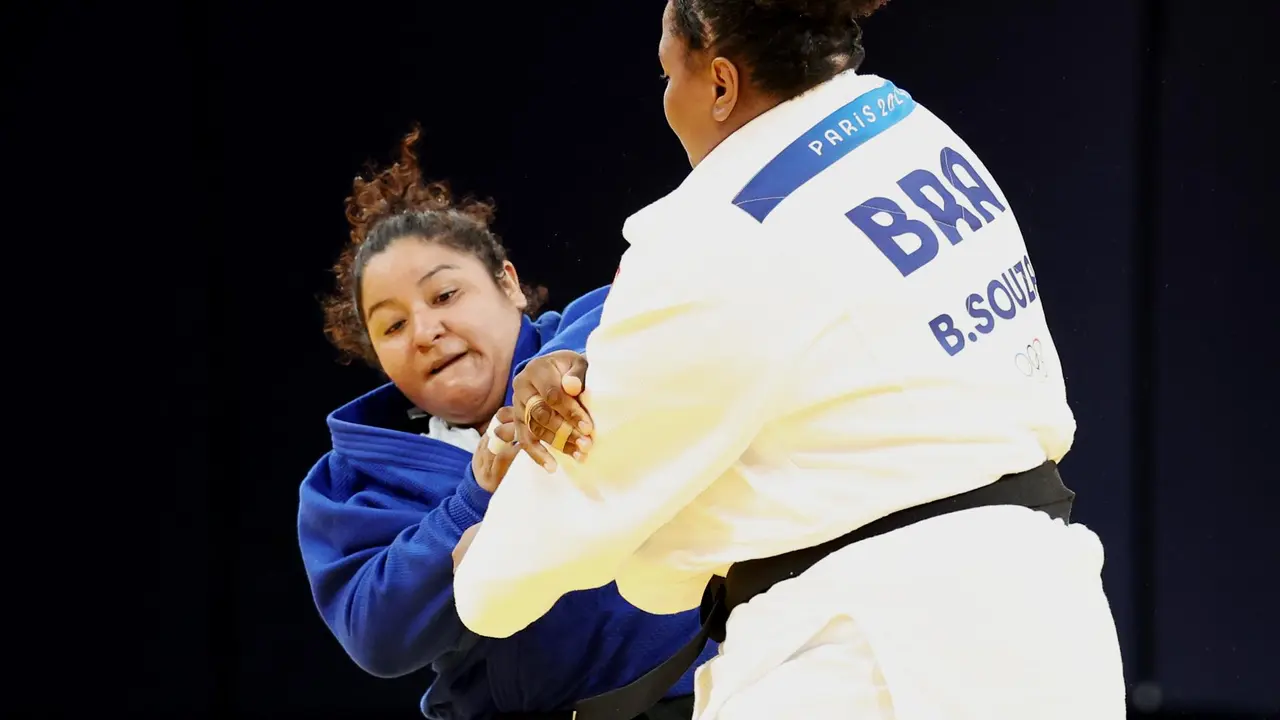 L judoca nicarag&uuml;ense Izayana Marenco (azul) durante su combate con la brasile&ntilde;a Beatriz Souza. EFE/EPA/DANIEL IRUNGU