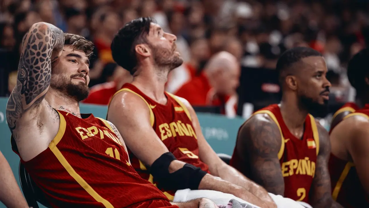 Rudy Fern&aacute;ndez, entre Juancho Hernang&oacute;mez (i) y Lorenzo Brown. EFE/EPA/ALEX PLAVEVSKI