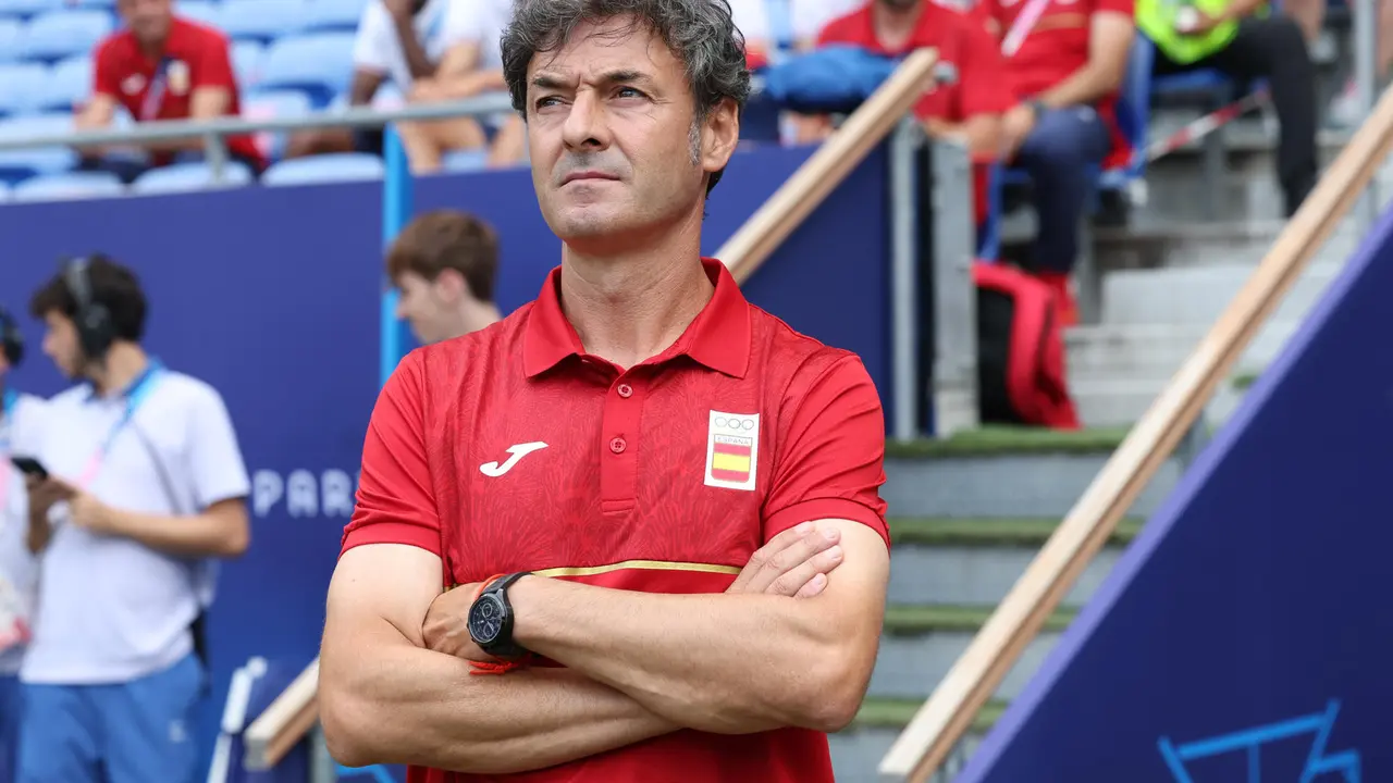 El seleccionador de Espa&ntilde;a Santi Denia y durante el partido de cuartos de final de f&uacute;tbol masculino de los Juegos Ol&iacute;mpicos de Par&iacute;s 2024, disputado en el Estadio de Lyon (Francia). EFE/ Kiko Huesca