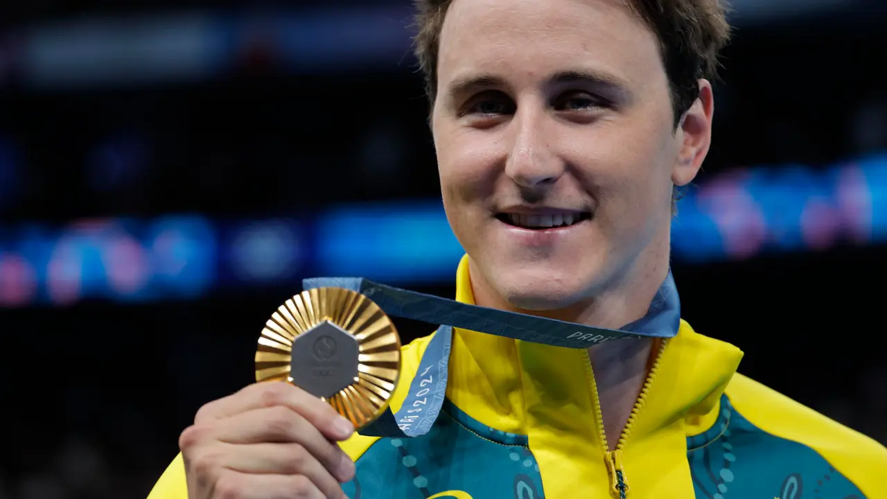 El nadador australiano Cameron McEvoy posa con la medalla de oro tras la final de 50m Estilo libre masculino, en los Juegos Ol&iacute;mpicos de Par&iacute;s 2024, en el pabell&oacute;n Paris La Defense Arene, en Nanterre, este viernes. EFE/ Lavandeira Jr.