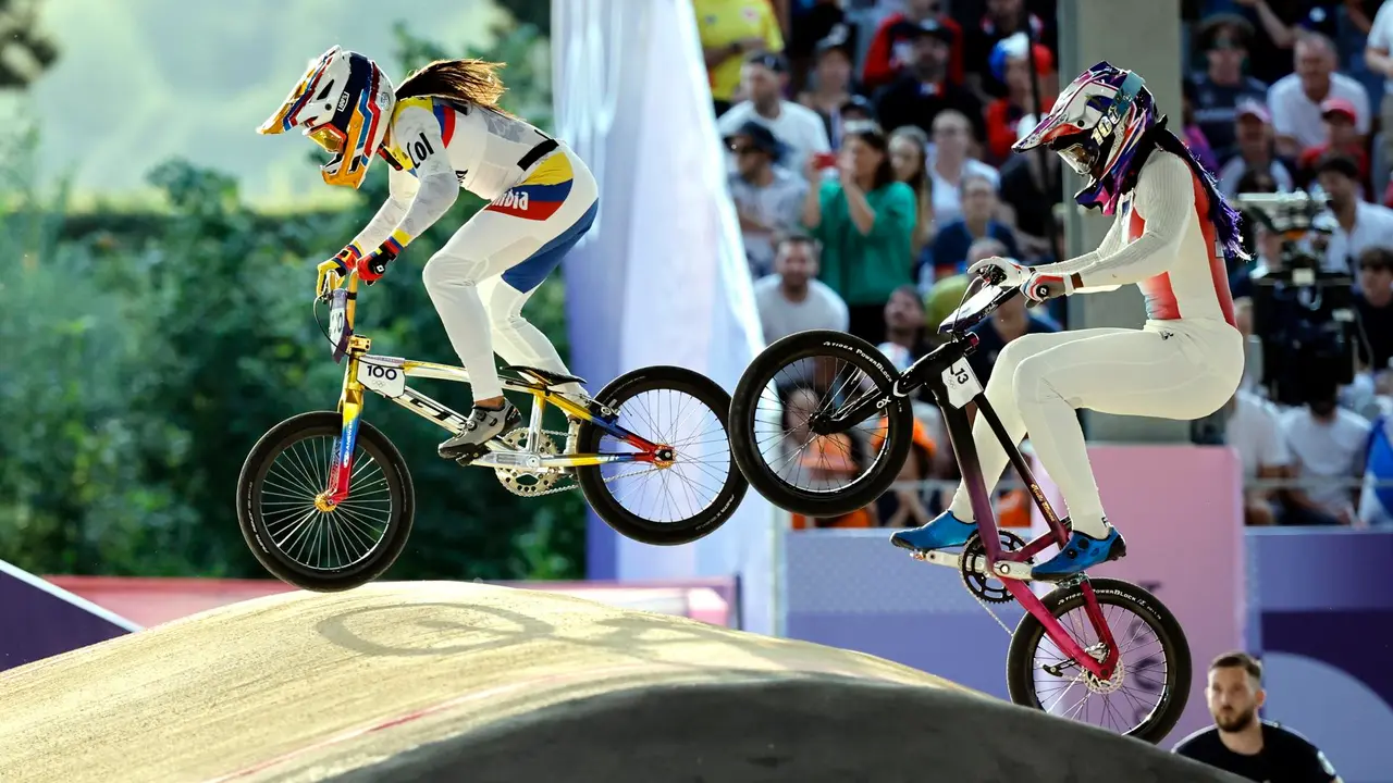 Mariana Pajon de Colombia y Axelle Etienne de Francia (d) en acci&oacute;n durante una carrera semifinal de las competiciones femeninas de Ciclismo BMX en los Juegos Ol&iacute;mpicos de Par&iacute;s 2024. EFE/EPA/TOLGA AKMEN