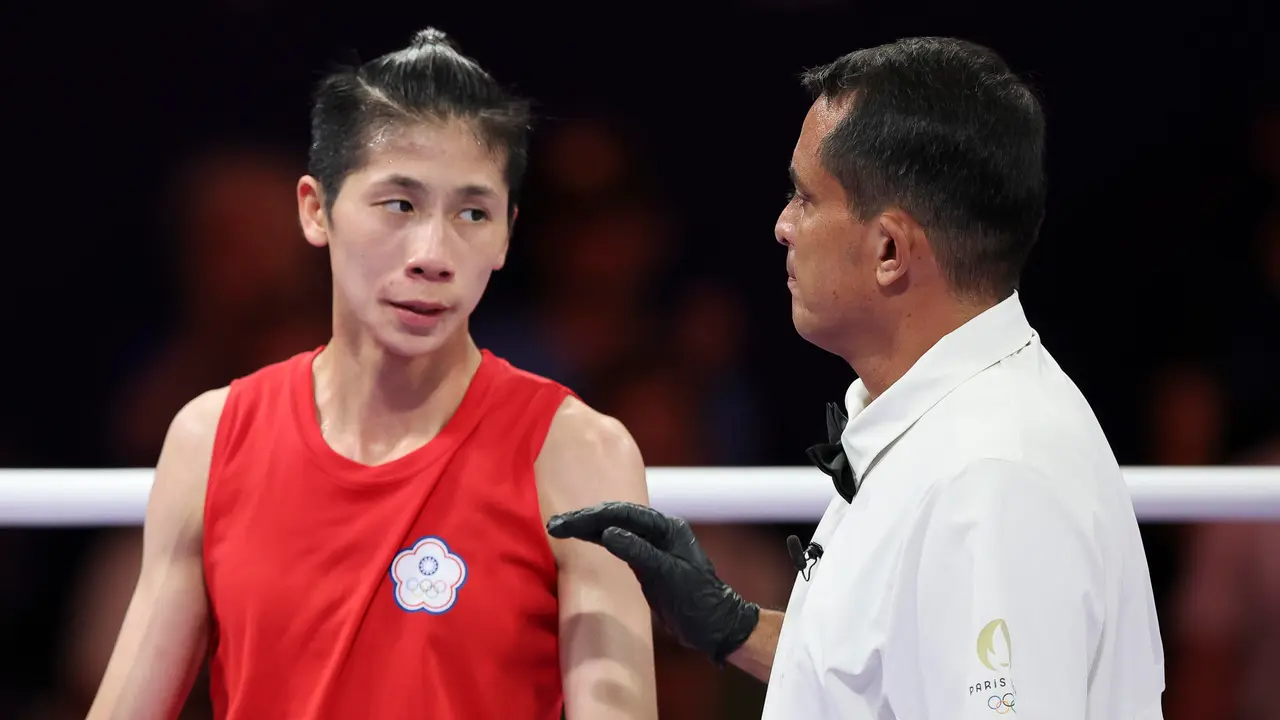 La boxeadora Lin Yu-ting debut&oacute; en los Juegos Ol&iacute;mpicos de Par&iacute;s este viernes con victoria sobre la uzbeca Sitora Turdibekova y muchas pol&eacute;micas sobre su g&eacute;nero. EFE/ Miguel Guti&eacute;rrez