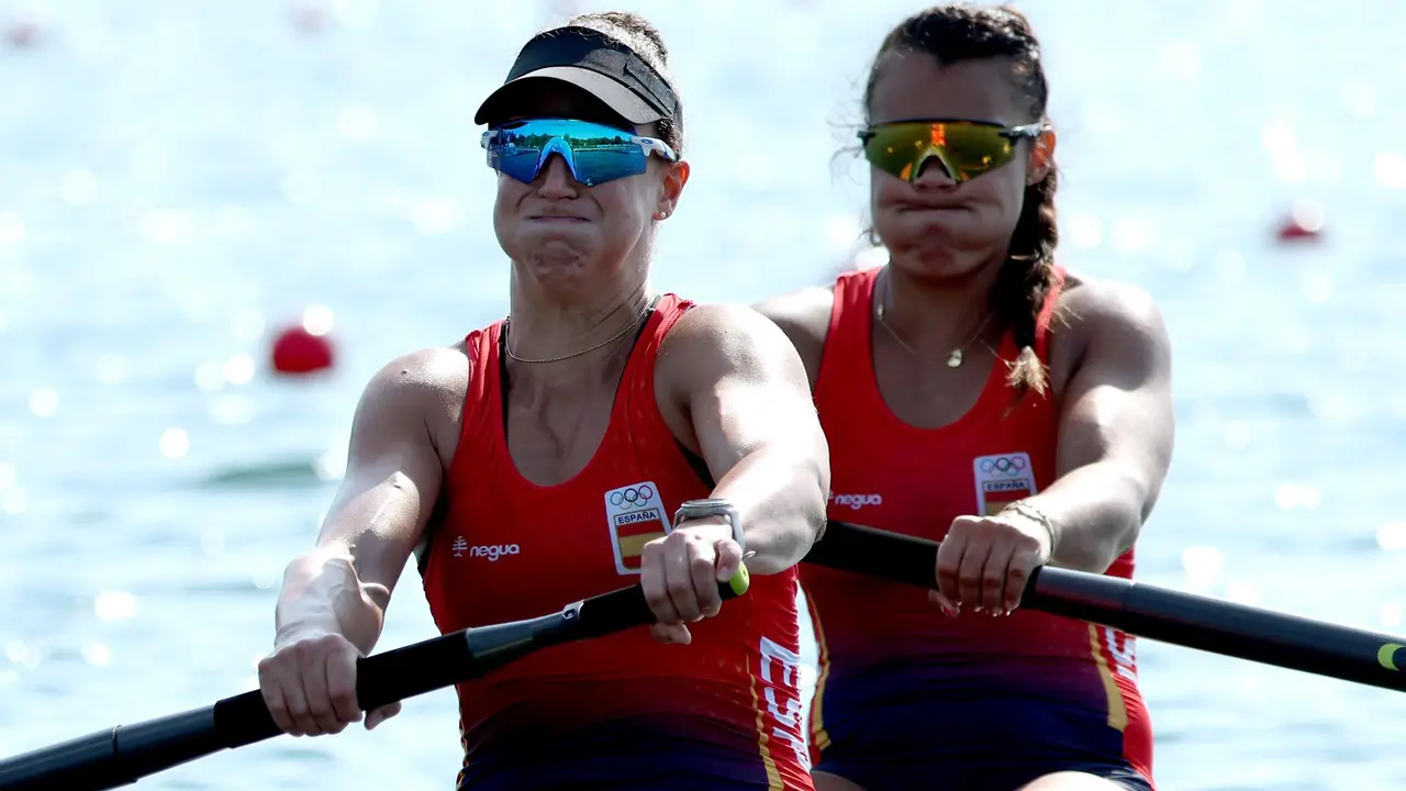 Las remeras espa&ntilde;olas Aina Cid y Esther Briz, en un momento de la repesca en los Juegos Ol&iacute;mpicos de Par&iacute;s 2024, en el Estadio N&aacute;utico de Vaires-sur-Marne en Vaires-sur-Marne, Francia. EFE/MAXIM SHIPENKOV