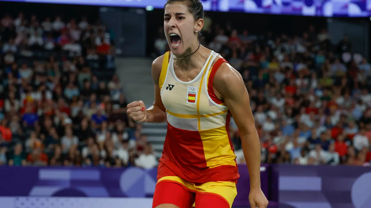 Carolina Mar&iacute;n celebra un punto ante la japonesa Aya Ohori, frente a la que se clasific&oacute; para las semifinales del torneo de b&aacute;dminton de los Juegos Ol&iacute;mpicos de Par&iacute;s 2024. EFE/Juanjo Mart&iacute;n