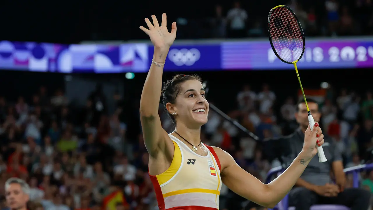 Carolina Mar&iacute;n saluda a los aficionados tras vencer a la japonesa Aya Ohori durante el partido de cuartos de final de b&aacute;dminton de los Juegos Ol&iacute;mpicos de Par&iacute;s 2024. EFE/ Juanjo Mart&iacute;n