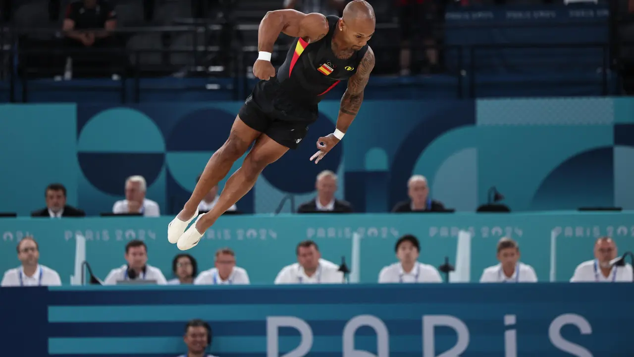 El espa&ntilde;ol Rayderley Zapata en la final masculina de Ejercicios de Suelo de Gimnasia Art&iacute;stica, durante los Juegos Ol&iacute;mpicos de Par&iacute;s 2024 , en el Bercy Arena de la capital francesa. EFE/ Sashenka Gutierrez