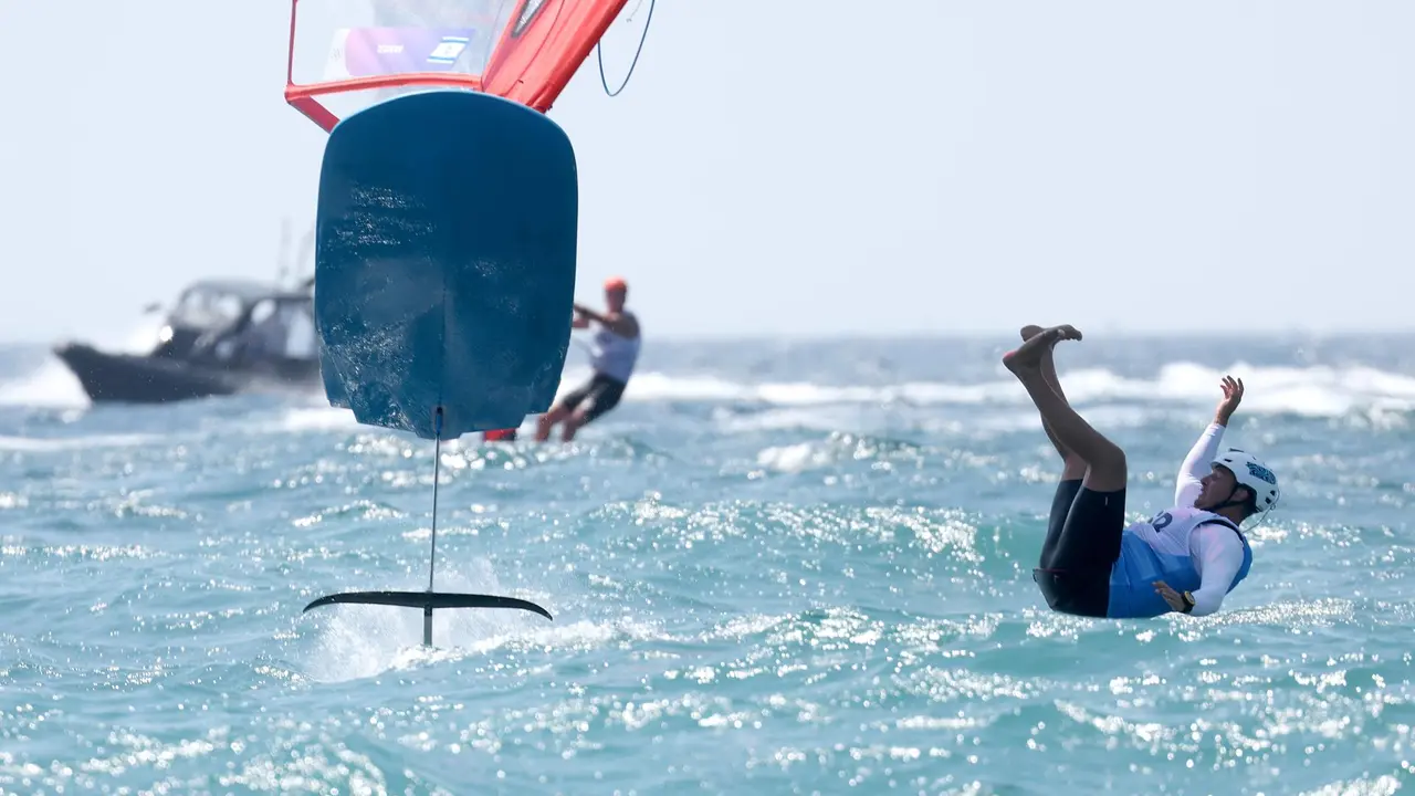 El windsurfista de ISrael Tom Reuveny en Marsella, Francia. EFE/EPA/OLIVIER HOSLET