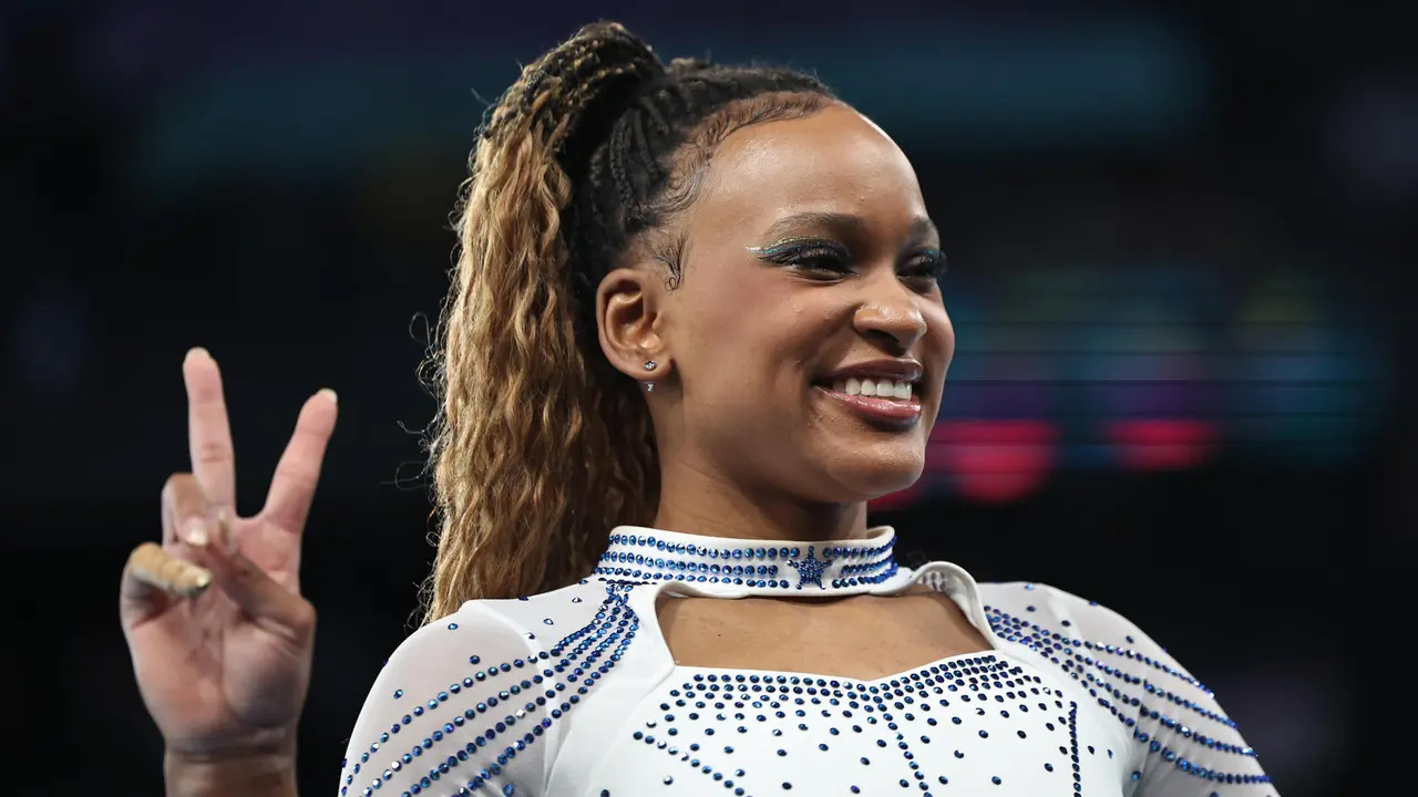 La brasile&ntilde;a Rebeca Andrade celebra la medalla de plata conseguida en la final femenina de salto de potro durante los Juegos Ol&iacute;mpicos de Par&iacute;s 2024 , en el Bercy Arena de la capital francesa. EFE/ Sashenka Gutierrez
