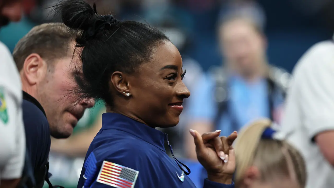 La estadounidense Simone Biles celebra la medalla de oro conseguida en la final femenina de salto de potro durante los Juegos Ol&iacute;mpicos de Par&iacute;s 2024 , en el Bercy Arena de la capital francesa. EFE/ Sashenka Gutierrez