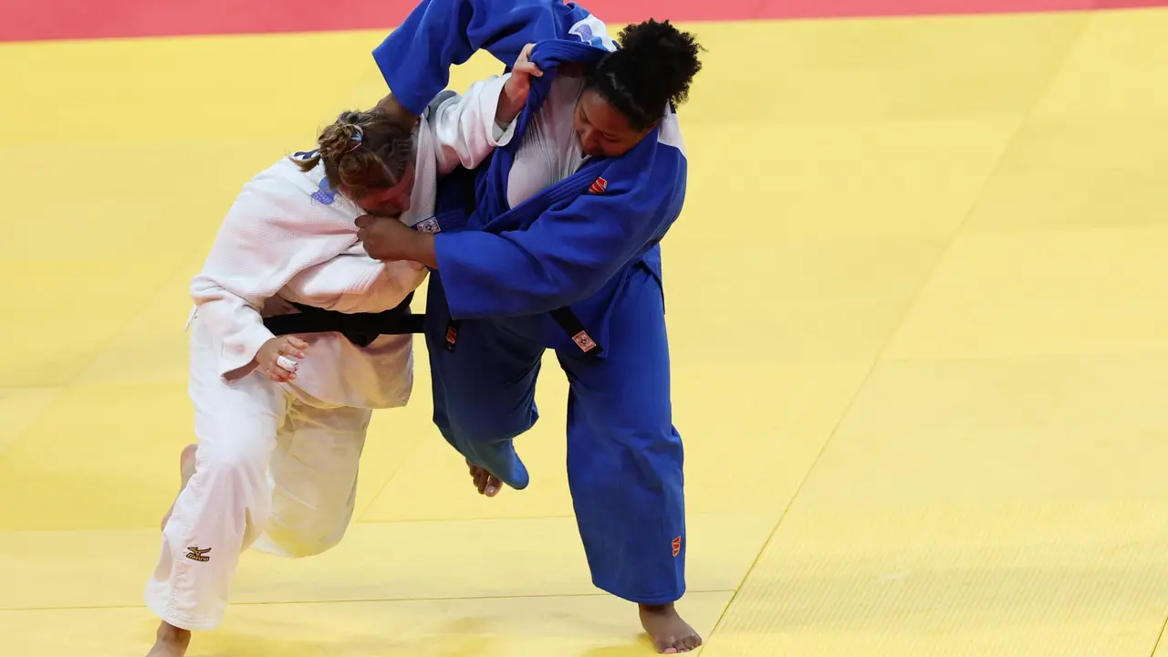 La alemana Renee Lucht (blanco) en acci&oacute;n ante la brasile&ntilde;a Beatriz Souza (azul) en Par&iacute;s. EFE/EPA/DANIEL IRUNGU