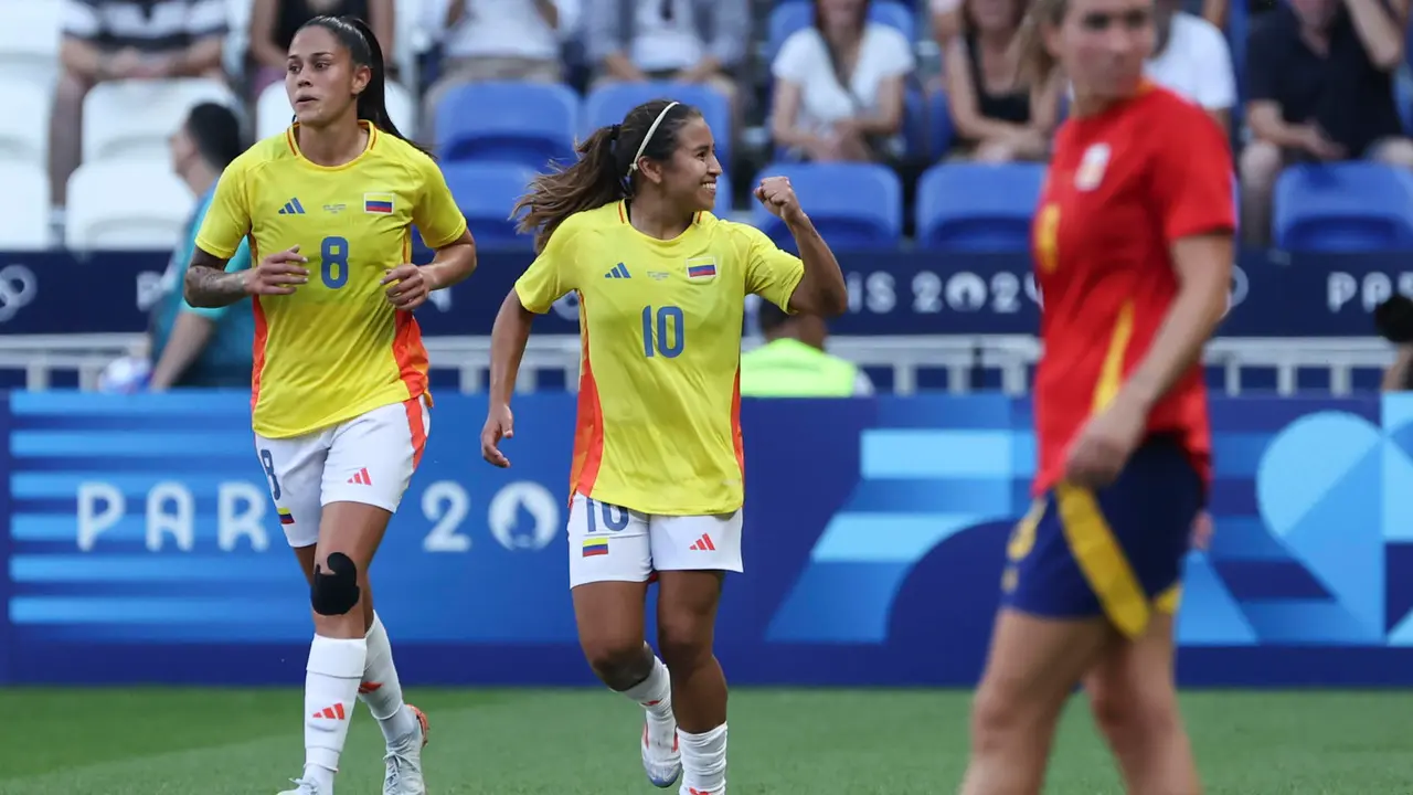 La jugadora colombiana Leicy Santos (c) celebra tras anotar el segundo gol ante Espa&ntilde;a durante el partido de cuartos de final de f&uacute;tbol femenino de los Juegos Ol&iacute;mpicos de Par&iacute;s 2024, disputado en el Estadio de Lyon (Francia). EFE/ Kiko Huesca