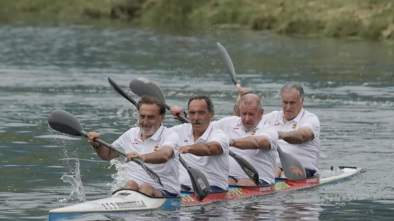 El famoso K4 formado por Herminio Men&eacute;ndez (i), Luis Gregorio Ramos Mision&eacute; (d), Jos&eacute; Mar&iacute;a Esteban Celorrio (i) y Jos&eacute; Ram&oacute;n L&oacute;pez D&iacute;az-Flor (2d) se re&uacute;ne en el Sella en un encuentro organizado por EFE para recordar la haza&ntilde;a que les llev&oacute; a ganar la plata en los Juegos Ol&iacute;mpicos de Montreal 76, remando en aguas del R&iacute;o Sella. EFE/Paco Paredes