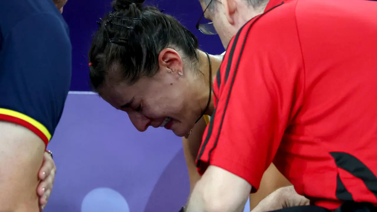 Carolina Marin, desconsolada tras comprobar que no puede continuar disputando la semifinal ol&iacute;mpica de b&aacute;dminton ante He Bing Jiao, de China, al lesionarse en la rodilla derecha. EFE/EPA/DIVYAKANT SOLANKI