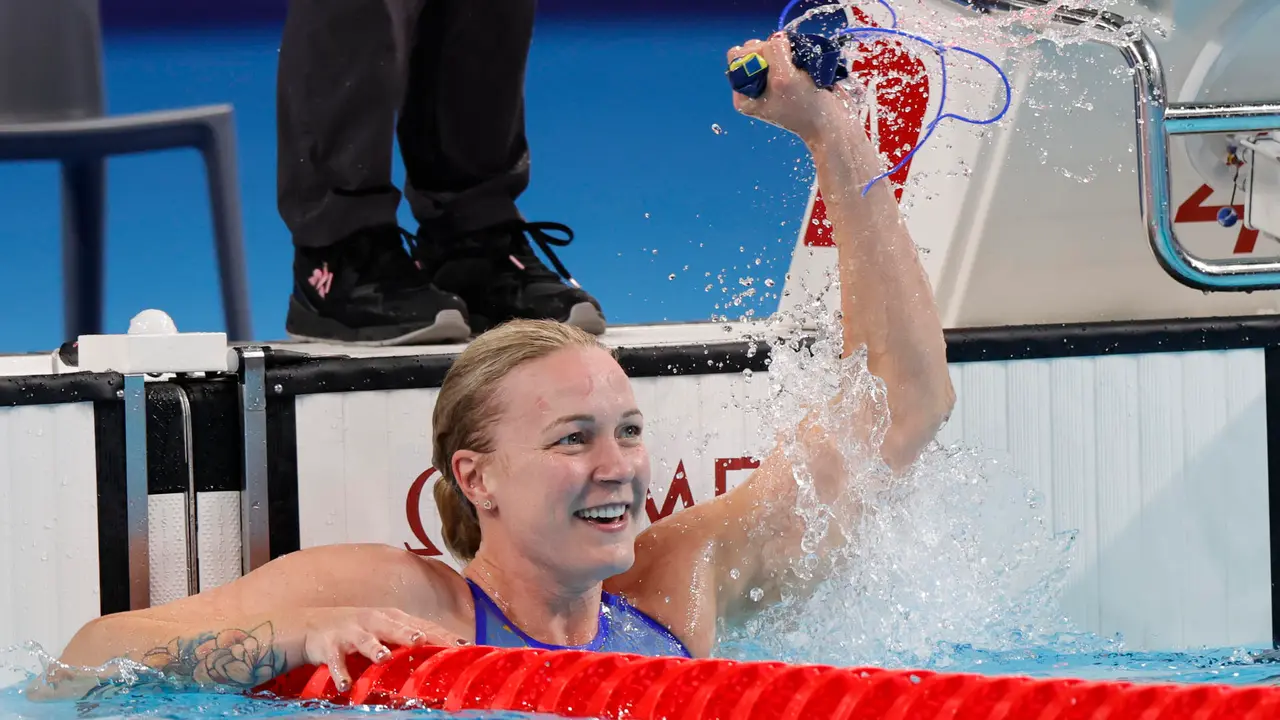 La sueca Sarah Sj&ouml;str&ouml;m celebra la victoria en la final de 50m Estilo libre femenino de los Juegos Ol&iacute;mpicos de Par&iacute;s 2024 este domingo, en Nanterre. EFE/Lavandeira Jr.