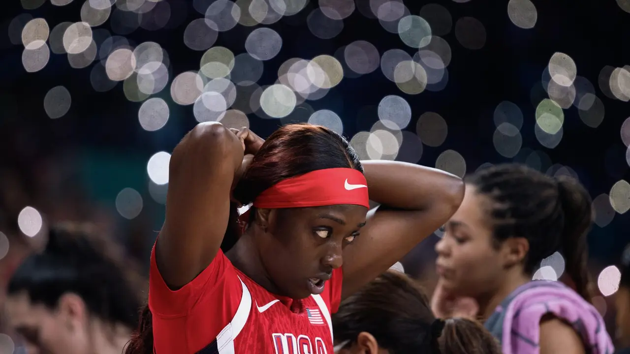 El estadounidense Jackie Young en el Pierre Mauroy Stadium en Villeneuve-d'Ascq Francia EFE/EPA/ALEX PLAVEVSKI