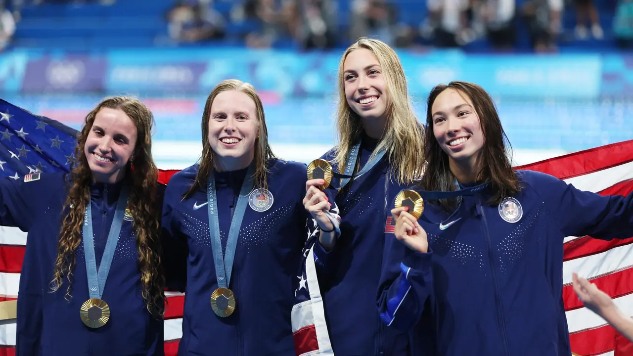 Las mjedallistas de oro (I-D) las estadounidenses Regan Smith, Gretchen Walsh, y Torri Huske EFE/EPA/RITCHIE B. TONGO