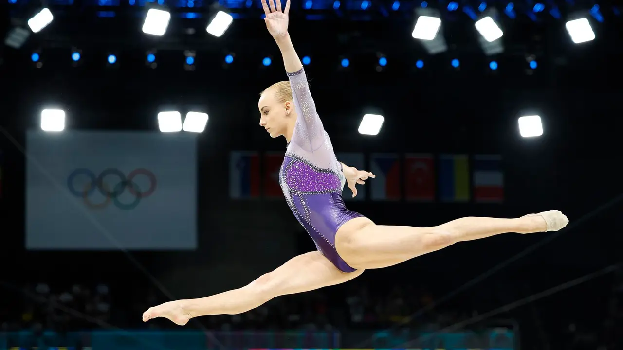 La italiana Alice D'Amato, en un momento de su ejercicio en la final de barra de los Juegos Ol&iacute;mpicos de Par&iacute;s 2024. EFE/EPA/CAROLINE BREHMAN