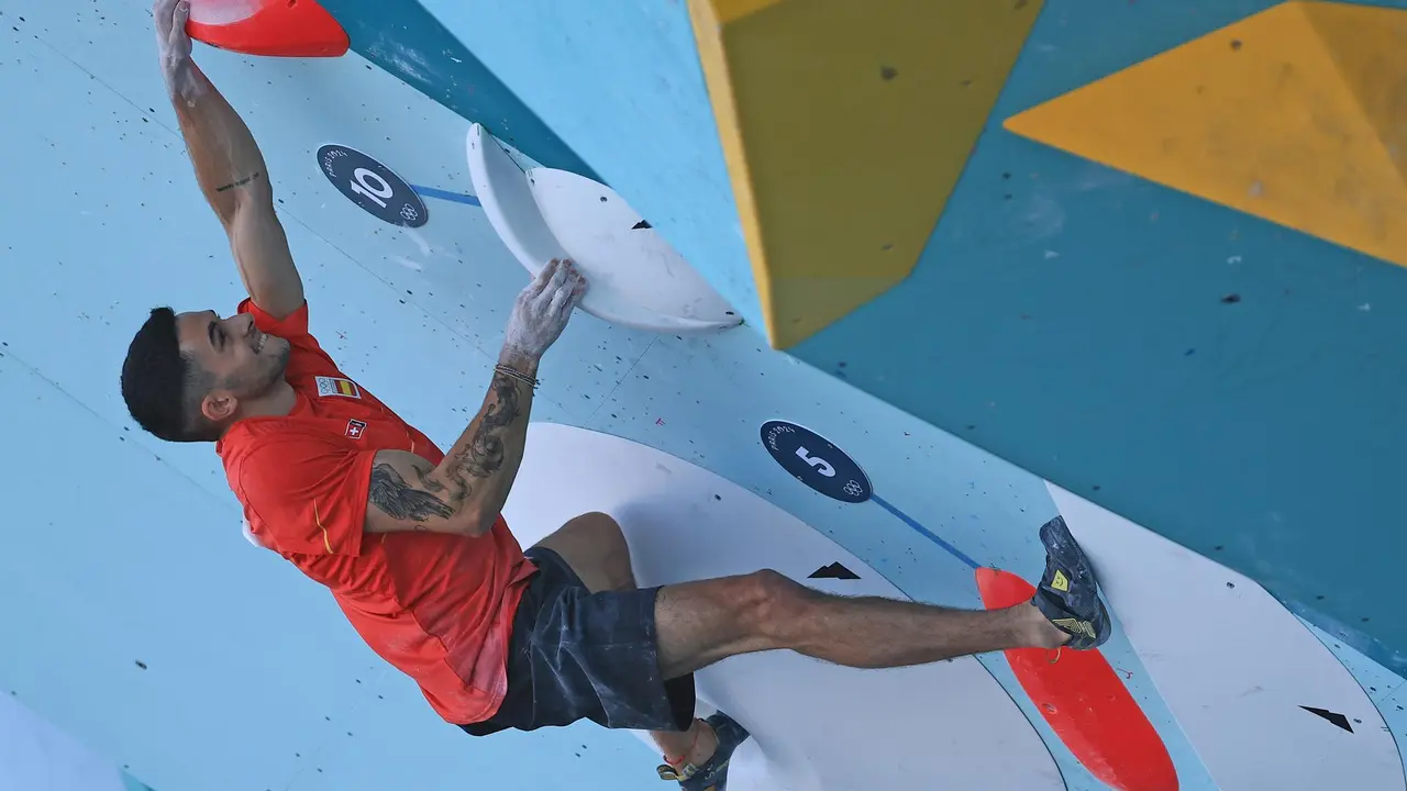 El escalador espa&ntilde;ol Alberto Gin&eacute;s, durante la semifinal de la modalidad de b&uacute;lder (bloque) en el roc&oacute;dromo de Le Bourget en los Juegos Ol&iacute;mpicos de Par&iacute;s 2024 este lunes. EFE/ Martin Divisek