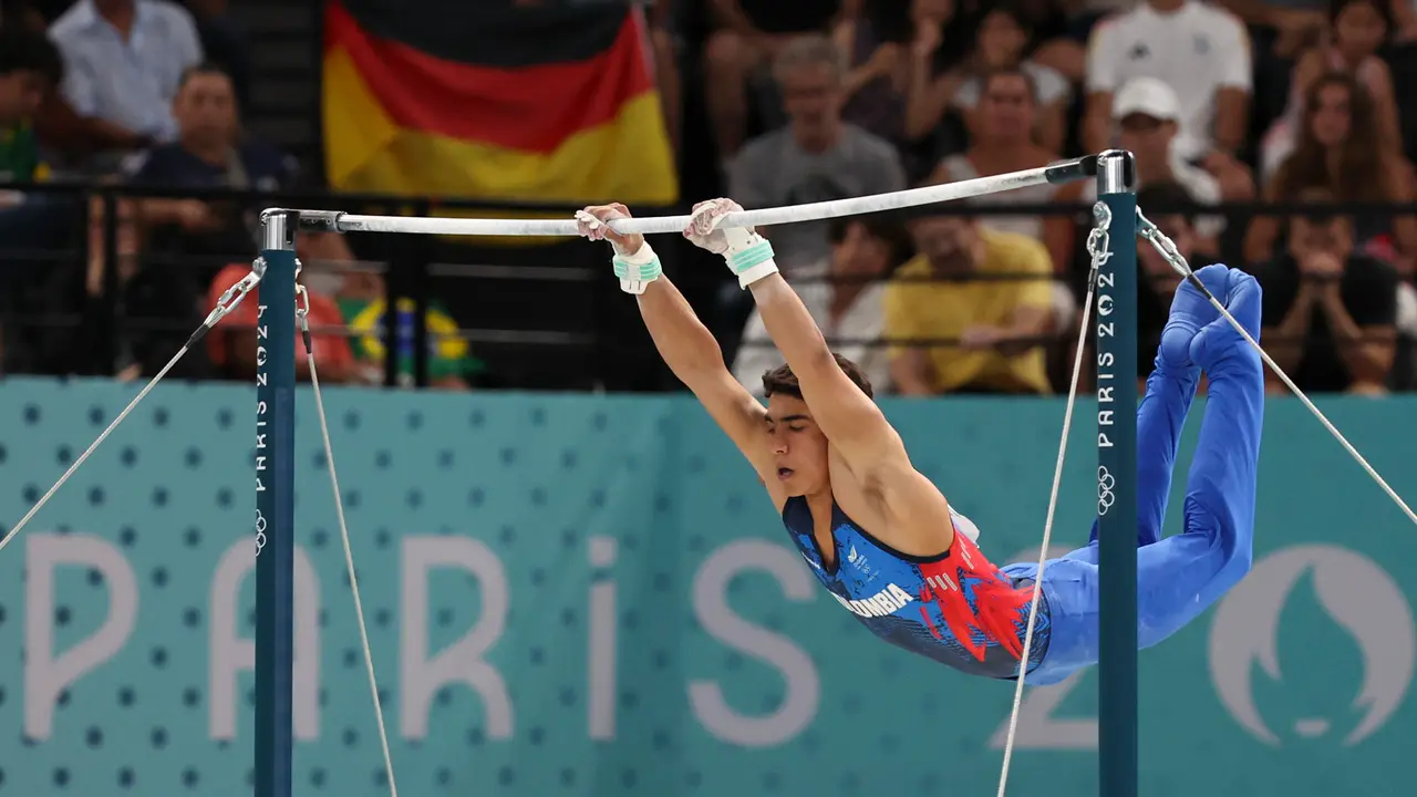El gimnasta colombiano &Aacute;ngel Barajas ejecuta su ejercicio de la final masculina de barra fija de gimnasia art&iacute;stica de los Juegos Ol&iacute;mpicos de Par&iacute;s 2024, en el pabell&oacute;n Bercy Arena, este lunes, en Par&iacute;s. EFE/ Miguel Guti&eacute;rrez