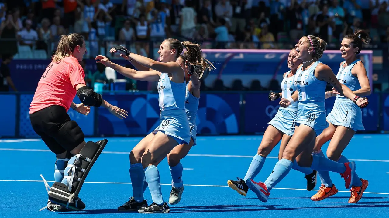 Las jugadoras argentinas corren a abrazar a la guardameta Cristina Cosentino, que detuvo dos shoot-out en la tanda que dio a Las Leonas la clasificaci&oacute;n a los cuartos de final del hockey femenino de los Juegos de Par&iacute;s 2024, frente a Alemania. EFE/EPA/CHRISTOPHE PETIT TESSON