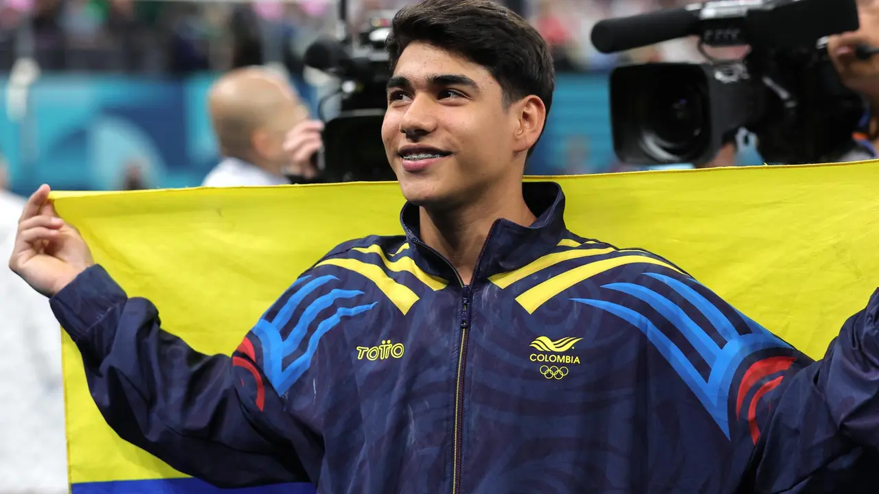 El colombiano Angel Barajas de Colombia posa tras conseguir la medalla de plata en final de barra de los Juegos Ol&iacute;mpicos de Par&iacute;s 2024, en el Bercy Arena. EFE/EPA/TERESA SU&Aacute;REZ