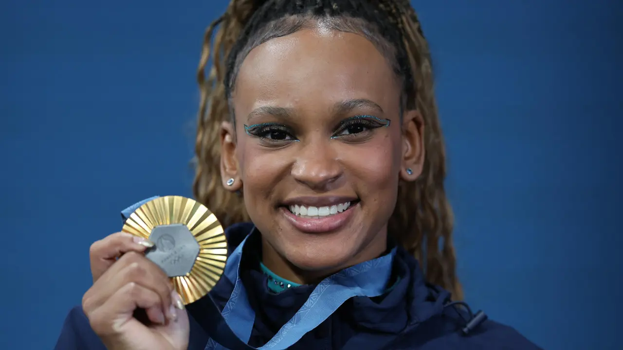 La brasile&ntilde;a Rebeca Andrade con su medalla de oro en Par&iacute;s, Francia. EFE/ Miguel Gutierrez