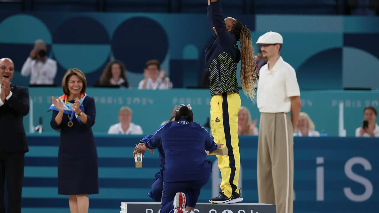 La gimnasta brasile&ntilde;a Rebeca Andrade (d), oro; y las estadounidense Simone Biles (i, oculta), plata, y Jordan Chiles (c-i, delante), bronce, posan durante la ceremonia de entrega de medallas de la final de suelo femenino de gimnasia art&iacute;stica de los Juegos Ol&iacute;mpicos de Par&iacute;s 2024, en el pabell&oacute;n Bercy Arena, este lunes, en Par&iacute;s. EFE/ Miguel Guti&eacute;rrez