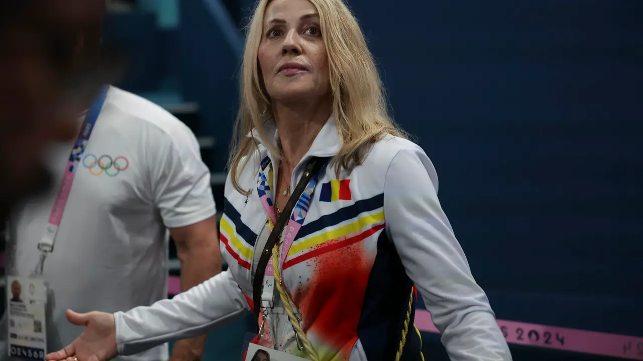 La leyenda de la gimnasia Nadia Comaneci asiste a las finales de aparatos de gimnasia art&iacute;stica de los Juegos Ol&iacute;mpicos de Par&iacute;s 2024, en el pabell&oacute;n Bercy Arena, este lunes, en Par&iacute;s. EFE/ Miguel Guti&eacute;rrez