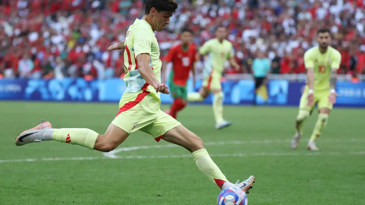 El defensa espa&ntilde;ol Juanlu lanza a porter&iacute;a para anotar el 1-2 ante Marruecos durante el partido de semifinal de F&uacute;tbol, entre Espa&ntilde;a y Marruecos, en el marco de los Juegos Ol&iacute;mpicos Par&iacute;s 2024, este lunes, en Marsella, Francia. EFE/Kiko Huesca