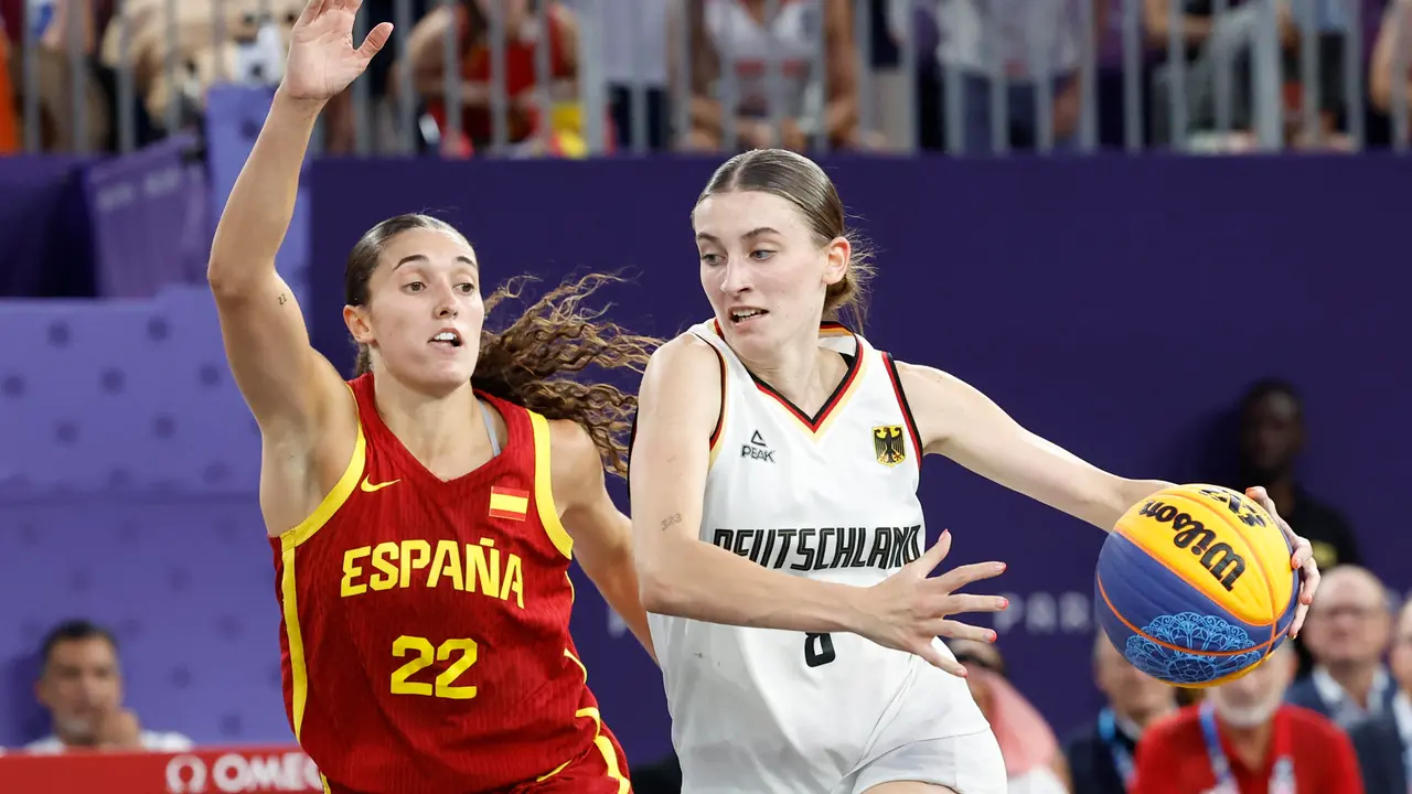 La jugadora espa&ntilde;ola Juana Camilio (i) y la alemana Elisa Mevius durante la final femenina de baloncesto 3x3, entre Alemania y Espa&ntilde;a, celebrada en el marco de los Juegos Ol&iacute;mpicos Par&iacute;s 2024, este lunes, en la capital gala. EFE/ Miguel To&ntilde;a