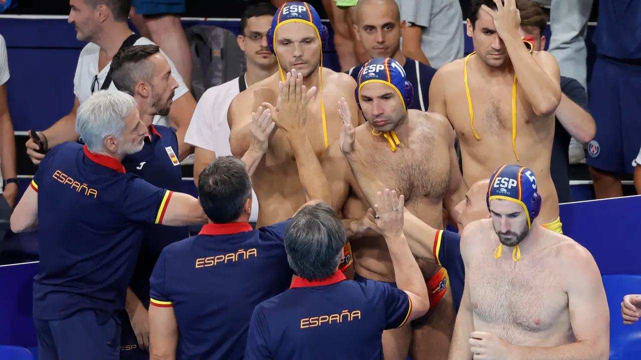 El equipo espa&ntilde;ol de waterpolo celebra la victoria sobre Francia en los Juegos Ol&iacute;mpicos Par&iacute;s 2024. EFE/ Lavandeira Jr