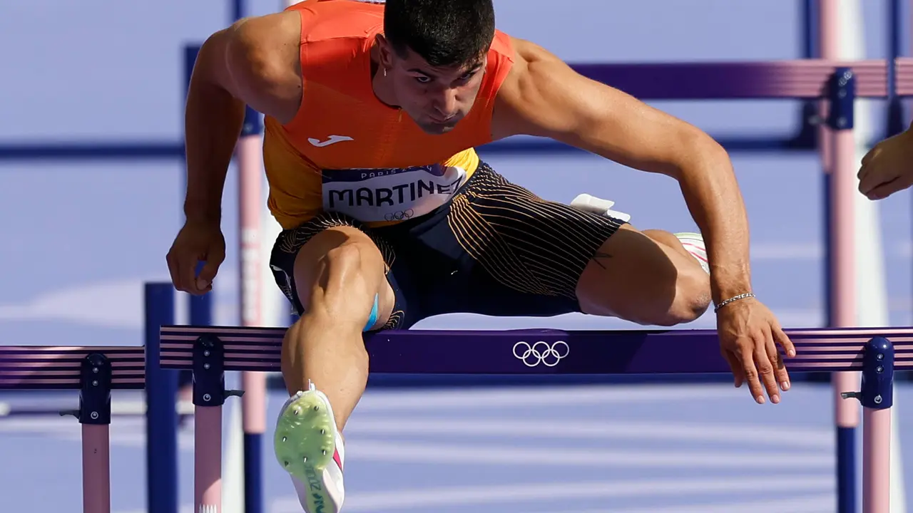 El atleta espa&ntilde;ol Asier Mart&iacute;nez durante la repesca de los 110m valla masculinos, este lunes, en la capital gala. EFE/ Miguel To&ntilde;a