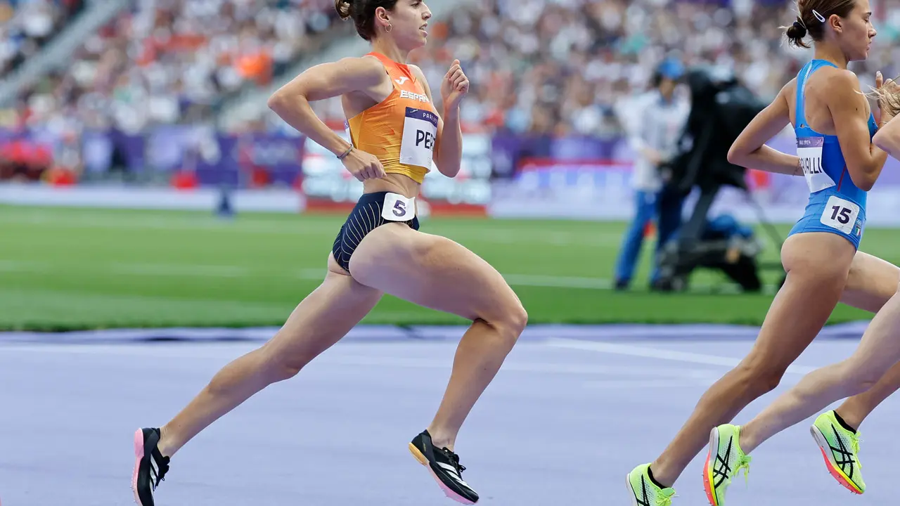 La atleta espa&ntilde;ola Marta P&eacute;rez en la serie que concluy&oacute; en la sexta plaza y se clasific&oacute; a las semifinales de los 1500m femeninos en los Juegos Ol&iacute;mpicos Par&iacute;s 2024. EFE/Miguel To&ntilde;a