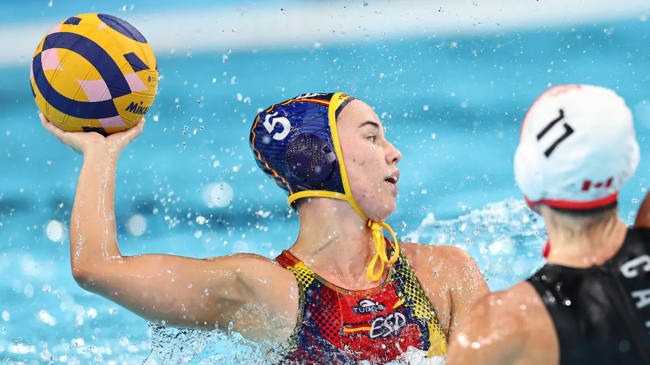 La espa&ntilde;ola Nona P&eacute;rez (i) intenta sortear a la canadiense Kindred Paul durante el partido de cuartos de final de waterpolo femenino, este martes, en los Juegos Ol&iacute;mpicos Par&iacute;s 2024 en Par&iacute;s, Francia, este martes. EFE/ Sashenka Guti&eacute;rrez