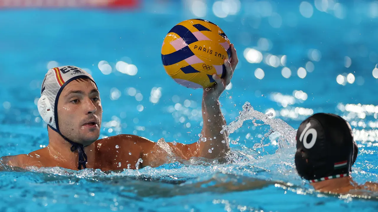 El lateral de Espa&ntilde;a Alberto Munarriz (i) en acci&oacute;n ante el h&uacute;ngaro Denes Varga durante el partido de ronda preliminar del Grupo B de Waterpolo Masculino, entre Espa&ntilde;a y Hungr&iacute;a, parte de los Juegos Ol&iacute;mpicos de Par&iacute;s 2024, en Saint-Denis (Francia). EFE/ Miguel Guti&eacute;rrez