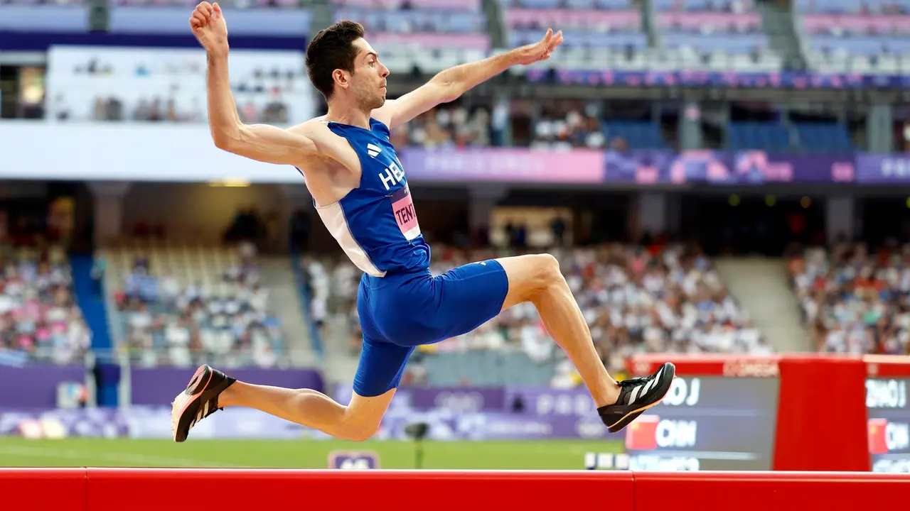 El griego Miltiadis Tentoglou retuvo su corona de campe&oacute;n ol&iacute;mpico de salto de longitud. EFE/EPA/FRANCK ROBICHON