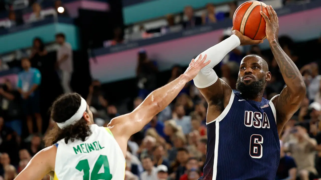 El jugador estadounidense LeBron James (d) trata de anotar ante el defensa brasile&ntilde;o Leo Meindl en el South Paris Arena en Paris, Francia. EFE/EPA/CAROLINE BREHMAN