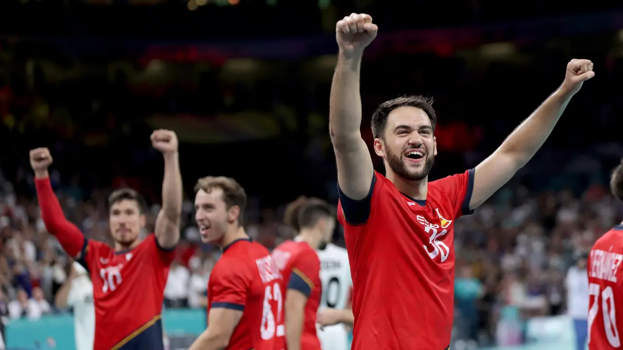 Los jugadores de la selecci&oacute;n espa&ntilde;ola masculina de balonmano celebran el triunfo sobre Egipto. EFE/EPA/ALEX PLAVEVSKI