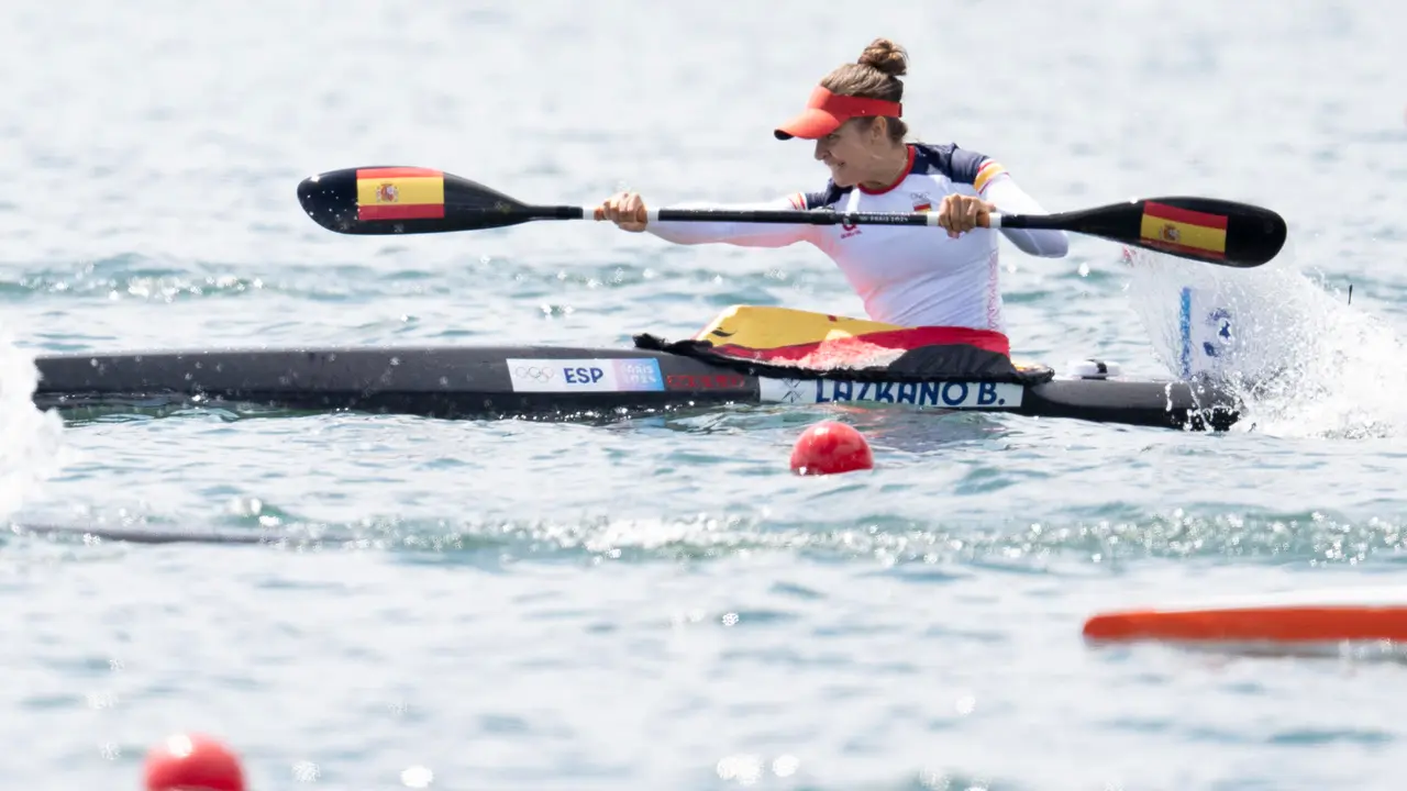 La espa&ntilde;ola Bego&ntilde;a Lazkano ha logrado este mi&eacute;rcoles pasar a las semifinales de K1 500 en los Juegos de Par&iacute;s. Lazkano perdi&oacute; posiciones en la segunda mitad de la prueba, pero sin ver peligrar su plaza, que firm&oacute; con 1:53.83, tiempo algo superior al de las series. EFE/Federaci&oacute;n Pirag&uuml;ismo/ Rafa Aparicio
