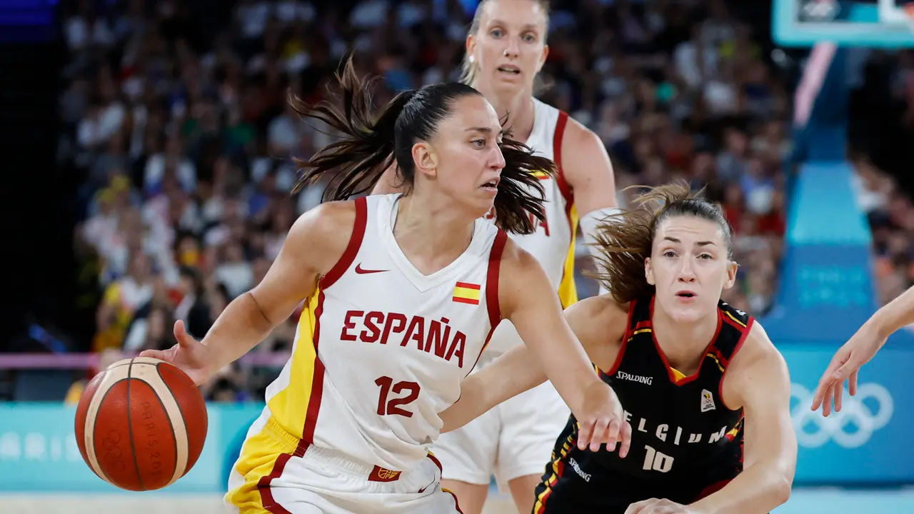 La jugadora espa&ntilde;ola Maite Cazorla (i) con el bal&oacute;n ante la jugadora de B&eacute;lgica Laure Resimont durante el partido de cuartos de final de baloncesto femenino de los Juegos Ol&iacute;mpicos de Par&iacute;s 2024 que Espa&ntilde;a disputa contra B&eacute;lgica este mi&eacute;rcoles en el Bercy Arena de la capital francesa. EFE/ Miguel Guti&eacute;rrez