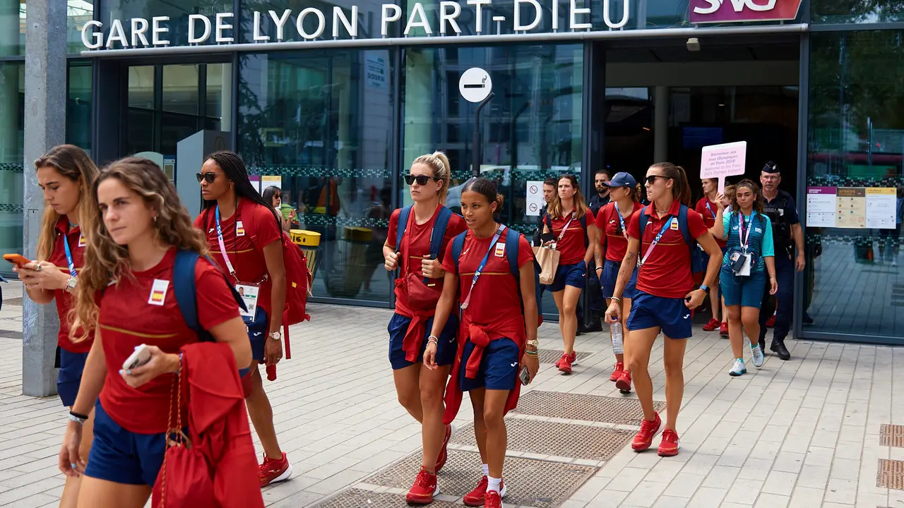 Las jugadoras de la selecci&oacute;n ol&iacute;mpica espa&ntilde;ola de f&uacute;tbol a su llegada a Lyon, para disputar el partido por la medalla de bronce de los Juegos Ol&iacute;mpicos Par&iacute;s 2024. EFE/RFEF