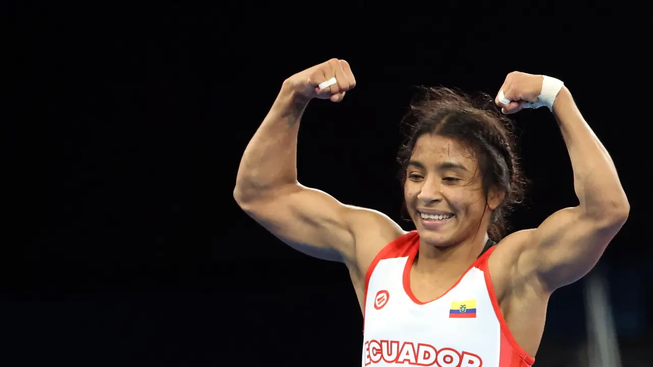 La luchadora ecuatoriana Luc&iacute;a Y&eacute;pez Guzm&aacute;n en la categor&iacute;a de lucha libre femenina de hasta 53 kilos ante la alemana Annika Wendle. EFE/EPA/YAHYA ARHAB