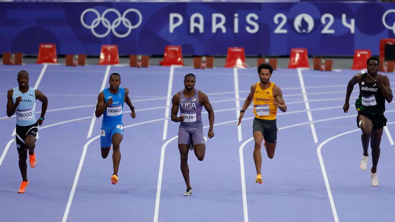 (i-d) Los atletas, el botsuano Letsile Tebogo, el italiano Eseosa Desalu, el estadounidense Noah Lyles, el alem&aacute;n Joshua Hartmann y el zimbabuense Makanakaishe Charamba, compiten en la semifinal de 200m masculino parte de los Juegos Ol&iacute;mpicos de Par&iacute;s 2024 este mi&eacute;rcoles, en la capital gala. EFE/ Julio Mu&ntilde;oz