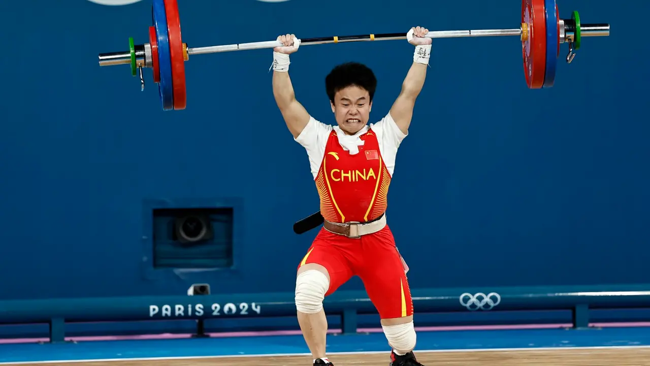 La china Zhihui Hou volvi&oacute; a ganar el oro en -49 kg de halterofilia ,en la Arena Sur de Par&iacute;s. EFE/EPA/RITCHIE B. TONGO