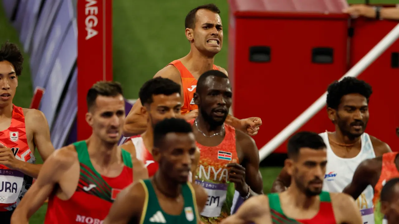 El atleta espa&ntilde;ol Daniel Arce (c) compite en la final masculina de 3000m obst&aacute;culos parte de los Juegos Ol&iacute;mpicos de Par&iacute;s 2024 este mi&eacute;rcoles, en la capital gala. EFE/ Julio Mu&ntilde;oz
