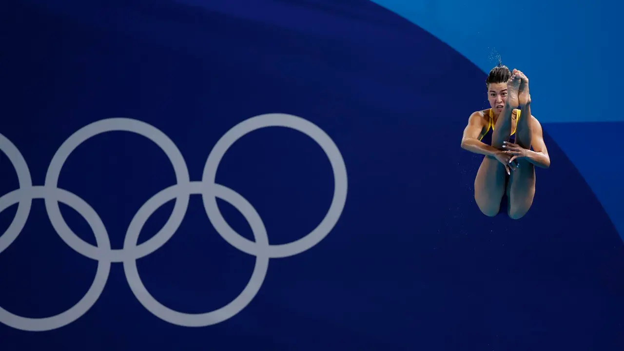 La saltadora espa&ntilde;ola Valeria Antolino salta durante la clasificaci&oacute;n para la final de trampol&iacute;n de tres metros. EFE/EPA/TOLGA AKMEN