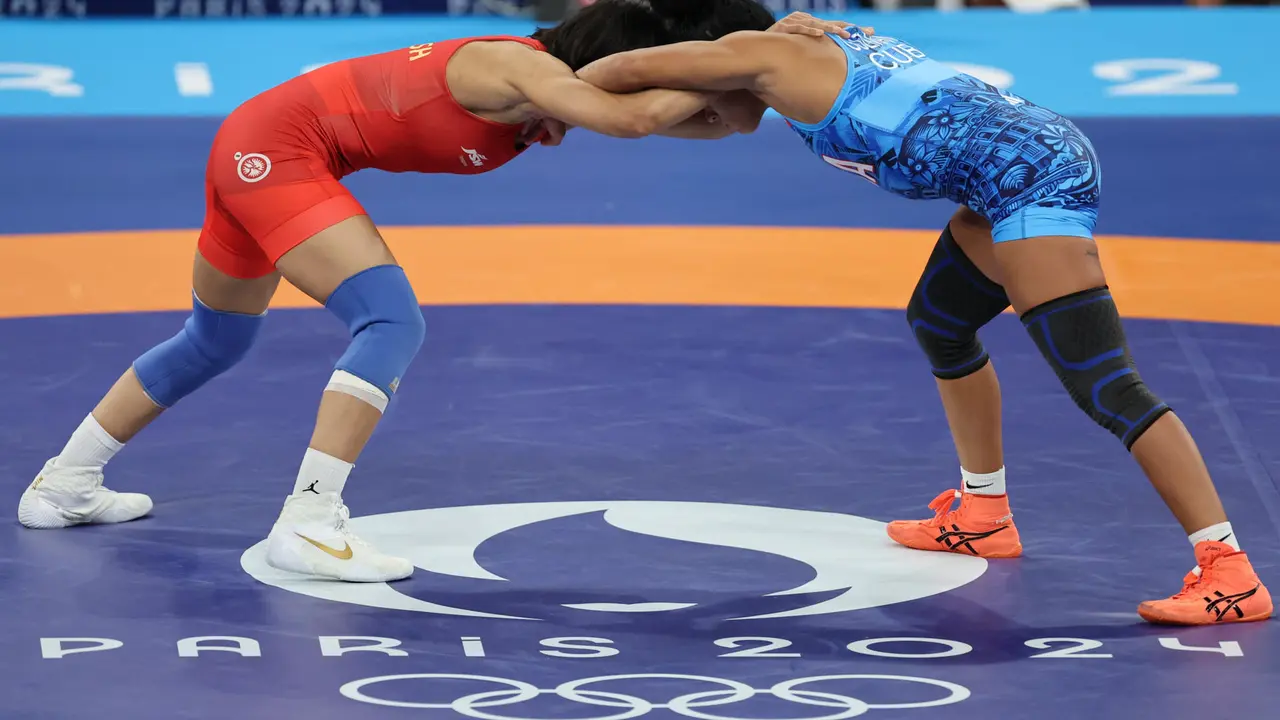 La india Vinesh Phogat (iz) durante los Juegos de Par&iacute;s. EFE/ Miguel Gutierrez