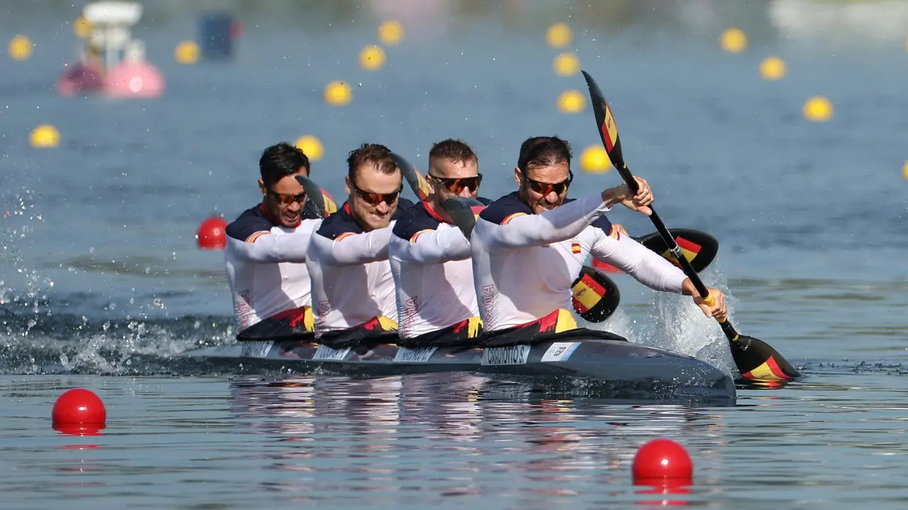El K4 500 de Sa&uacute;l Craviotto, Carlos Ar&eacute;valo, Marcus Cooper y Rodrigo Germade durante la serie de clasificaci&oacute;n. EFE/EPA/ALI HAIDER